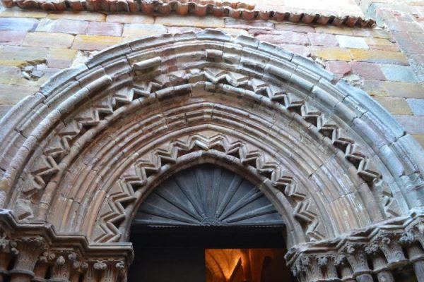 Detalle de la Portada de Santa María de Mave